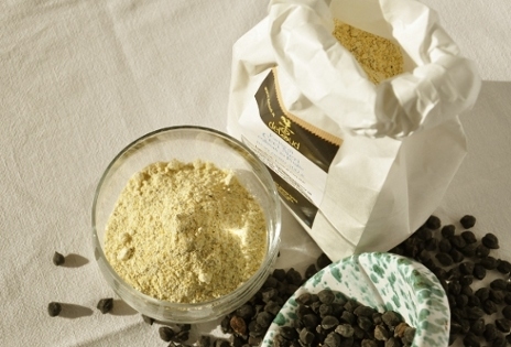 Black chickipeas and their flour